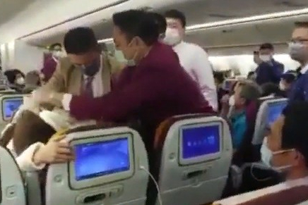 Қытайлық әйел стюардессаға қасақана жөтелген (видео)