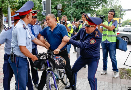 Алматы полициясы алаңда велосипедпен кетіп бара жатып ұсталған тұрғыннан кешірім сұрады