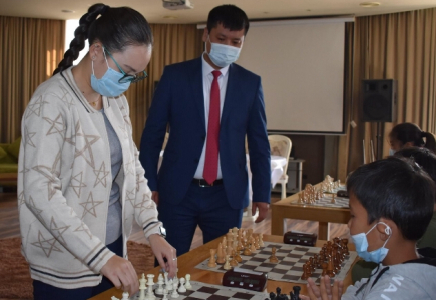 Түркістандық жас шахматшылар гроссмейстермен кездесті