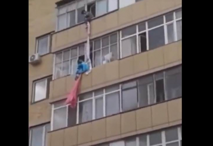 Елордада құрбысына балкон арқылы түскен 14 жастағы қыз жұртты шошытты (видео)