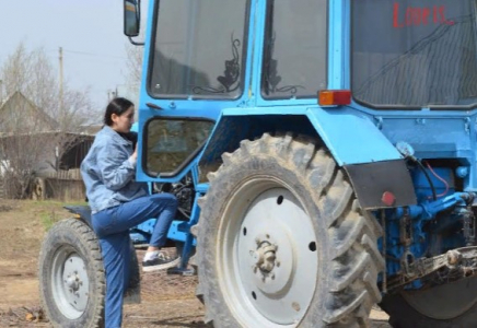 ТҮРКІСТАН: Жетісайлық бойжеткен 11 жасынан бастап трактор айдап жүр
