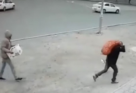 Ақтауда сатып алушы арба іздеп жүргенде, екі ер адам азық-түліктерін ұрлап кеткен (видео)