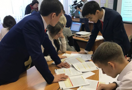 А​станада мектеп оқушылары кәсіппен айналысып екі миллион тапты