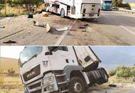 ​Автобустың дөңгелегі атылып кеткен: Шымкенттен шыға берістегі жол апаты