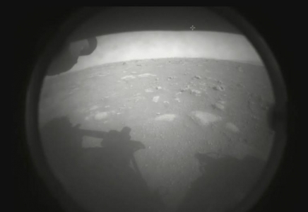 NASA марсоходы қонғаннан кейін «қызыл ғаламшардың» алғашқы суреттерін жіберді