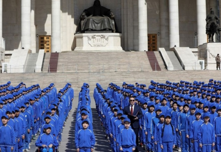​Моңғолия президенті 2 мыңнан астам оқушымен бірге өлең оқыды