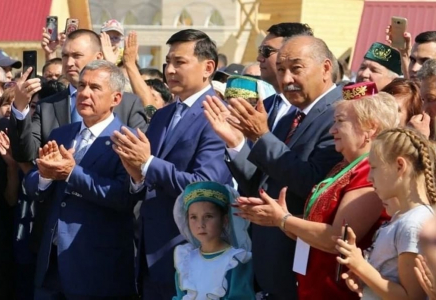 Сабантойға келген Татарстан президенті оралдық сәбидің тұсауын кесті