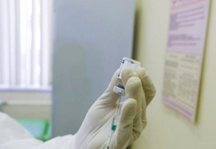 Вакцина алған адам 2 жылдан кейін қайтыс болады деген ақпарат – жалған