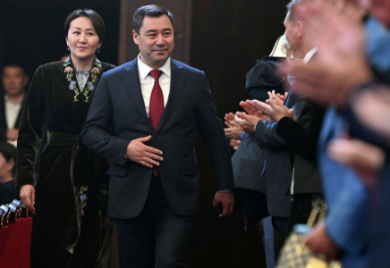 Қырғызстан президенті жұбайымен бірге қазақ әншілерінің концертіне келді