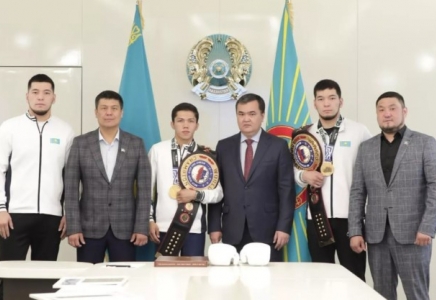 Астана әкімі бокстан әлем чемпиондарына пәтер кілтін табыс етті
