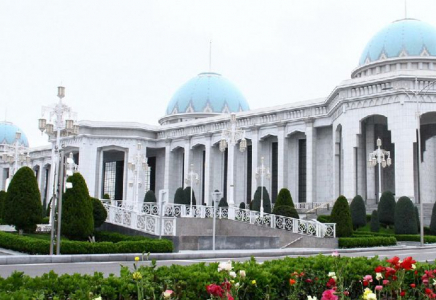 Түрікменстанның жаңа президенті ел үкіметін отставкаға жіберді