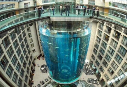 Берлиндегі қонақүйде 16 метрлік аквариум жарылды