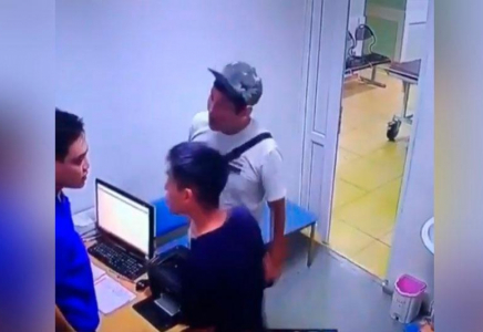 Алматыда экс-полицейлер медқызметкеріне қол жұмсады (видео)