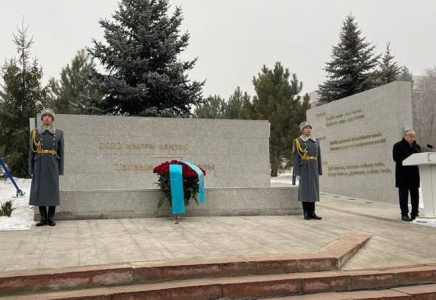 Тоқаев Алматыда қаңтар оқиғасы құрбандарына арналған мемориалды ашты
