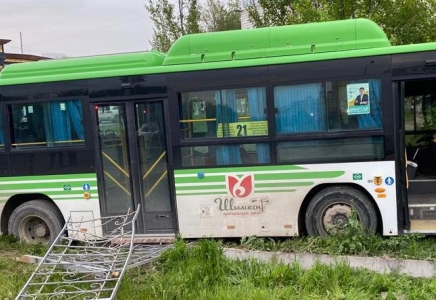 Шымкентте жүргізушісі жоқ автобус 6 адамды қағып кетті