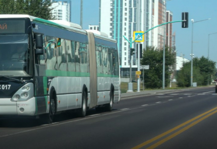 Алматыда қараусыз қалған автобус өздігінен жүріп кеткен