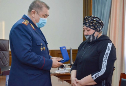 ​Министр Алматы облысында қаза тапқан полицейлердің отбасыларына мемлекеттік наградалар тапсырды
