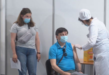 Украинада вакцинаның екі дозасын алғандарға ақша төленеді  