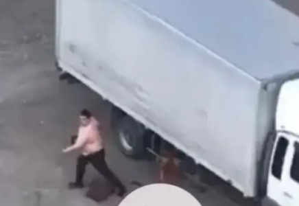 Желіде балта ұстаған адамның видеосы тарап жатыр: полицейлер пікір білдірді