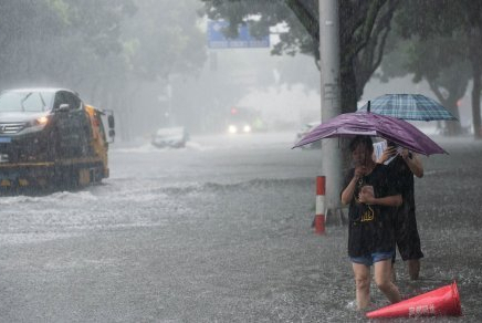 Қытайға жойқын тайфун жетті: миллион адам эвакуацияланды 