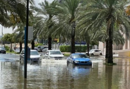 «4 сағат такси күттік»: Дубайда жұмыс істейтін қазақ жігіті нөсер жауын кезінде суға батқан көліктерді көрсетті