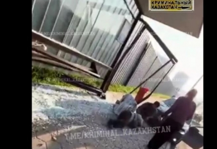 Астанада аялдамада тұрған адамдарды көлік қағып кетті
