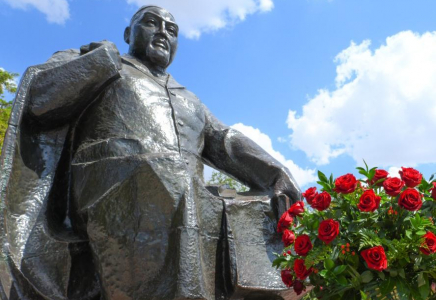​В Шымкенте возложили цветы к памятнику Абая