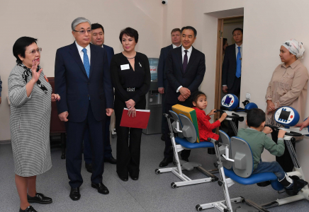 Президент Алматыдағы мүгедек балаларға арналған орталыққа автобус сыйлады