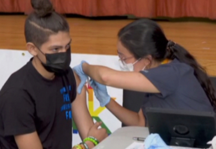 Нью-Йоркте оқушыларға вакцина салып жатыр