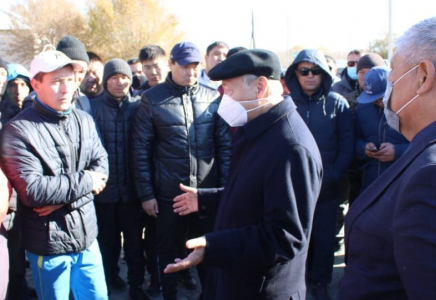 Полиция бөліміндегі адам өлімі: Даниал Ахметов ауыл тұрғындарымен кездесті  