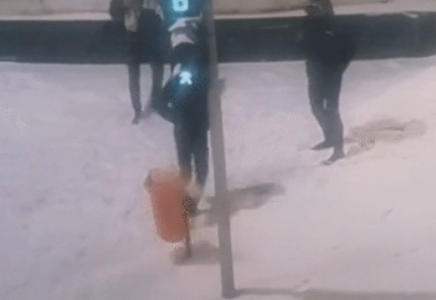 Нұр-Сұлтанда қоқыс жәшігін тепкен жігіттер видеоға түсіп қалды
