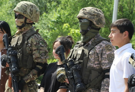 Ашық есік күні: Шымкентте оқушылар әскери бөлімге барды