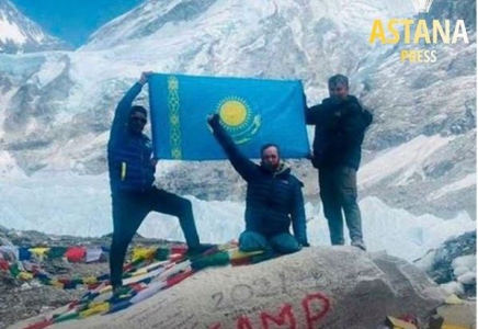 Аяғынан айырылған қазақстандық әйел Эверест шыңына шықты