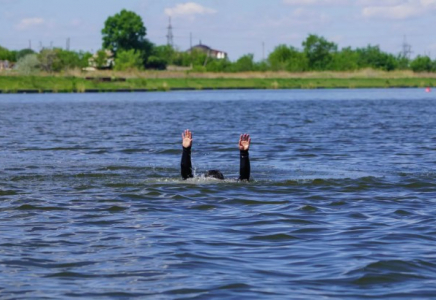 Ертісті жүзіп өтпек болған: Павлодарда суға кеткен екі адам құтқарылды