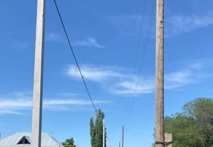 ШЫМКЕНТ: Алтынтөбе тұрғын алабындағы электр бағаналары жаңартылып жатыр