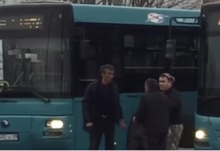 Желіде қарағандылық автобус жүргізушілер төбелесінің видеосы тарады