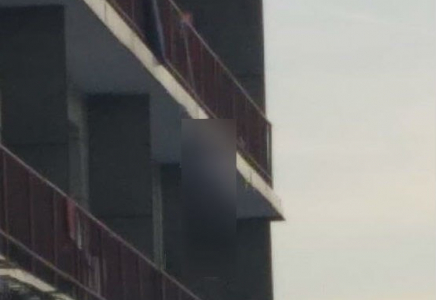 ​Девушку нашли повешенной на балконе общежития в Алматинской области