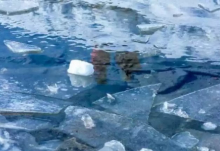 Астанада әскери қызметші мұз астына құлап кеткен баланы құтқарды