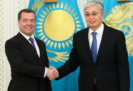 Медведев: Біз Қазақстанда жүріп жатқан саяси процестерді жіті бақылап отырмыз