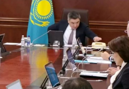 Олжас Бектенов телефонмен сөйлескен соң Үкімет отырысынан шығып кетуге мәжбүр болды Олжас Бектенов телефонмен сөйлескен соң Үкімет отырысынан шығып кетуге мәжбүр болды