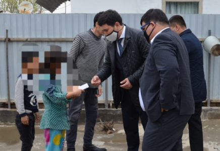 Түркістандық депутат балаларға жаңа жылдық тарту жасады