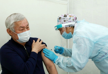 Бердібек Сапарбаев коронавирусқа қарсы отандық вакцина салғызды