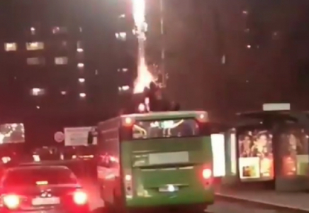 Алматыда бұзақылар жүріп бара жатқан автобустың төбесінде отшашу атқан (видео)