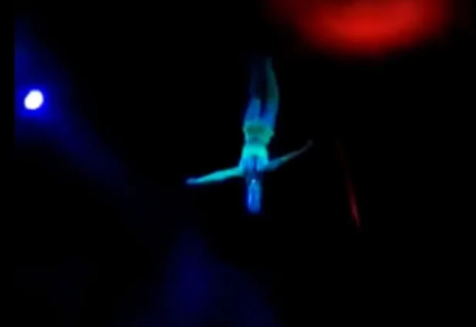 Циркте өнер көрсетіп жатқан қыз екі метрлік биіктіктен құлап кетті (видео)