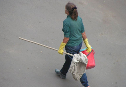Оскорбившая полицейского женщина несколько дней чистила улицы Талдыкоргана