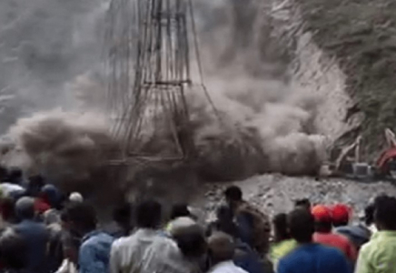 Үндістанда 36 жұмысшы опырылып құлаған туннельдің астында қалды