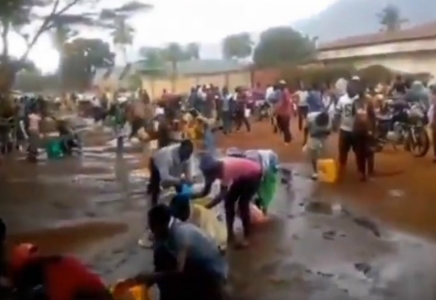 Африкада аударылған көліктен бензин ұрламақ болған 60-қа жуық адам тірідей жанып кетті (видео)