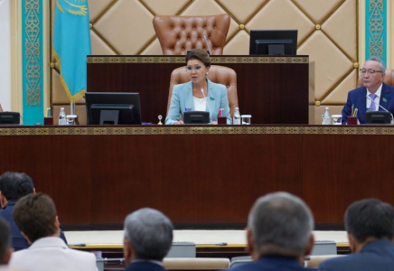 Назарбаеваның орынбасары түскі асқа асыққан депутаттарға ұрсып тастады 