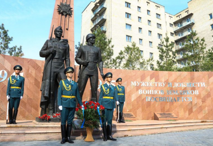 Астанада Қарулы күштердің әскери қызметшілері қаза тапқан батырларды еске алды