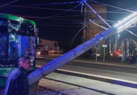 Павлодарда автобус жүргізушісі трамвай бағанасына соғылды: бір адам қаза болды